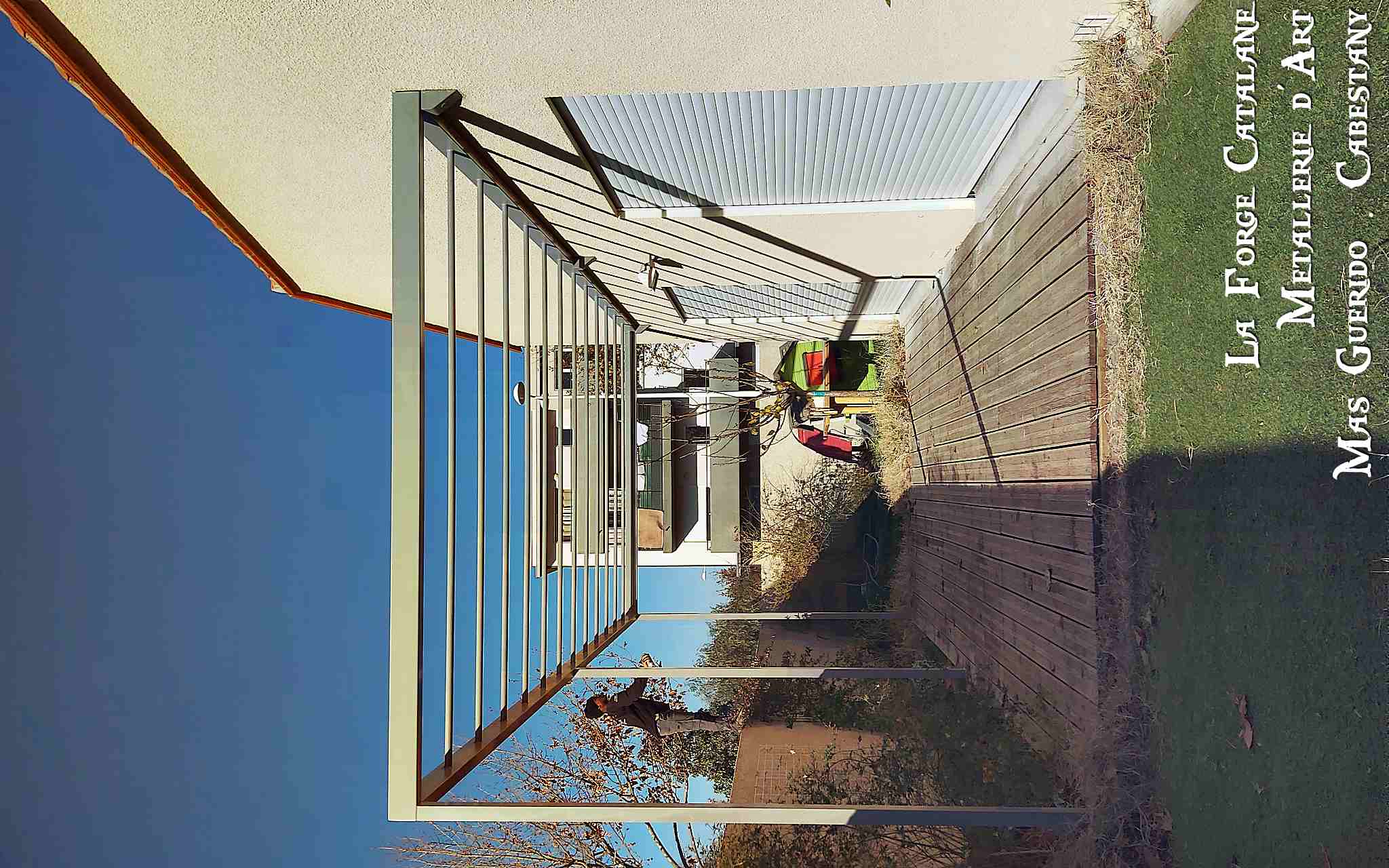 pergola en fer tube rectangulaire toit plat  forge catalane.jpg